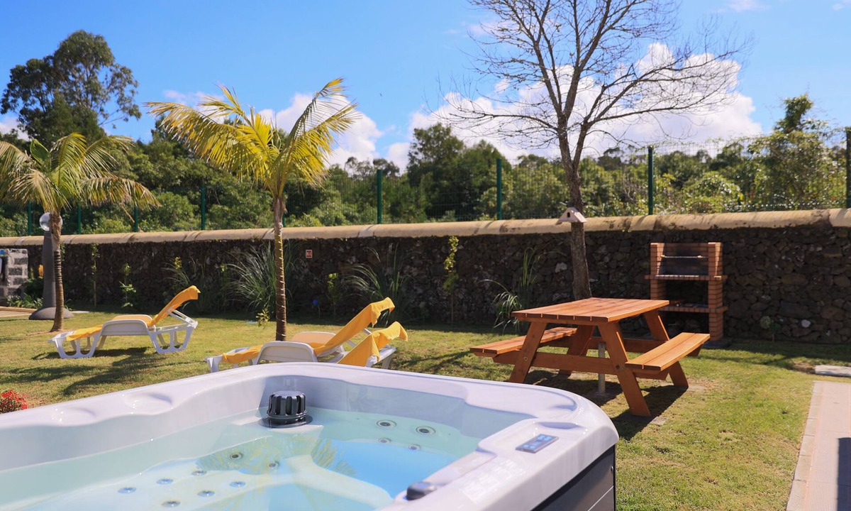Ribeira Grande Otro | Parrots Village