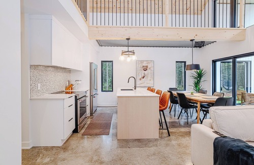 Chertsey Cabina | À 1 hre de Montréal, entouré d'arbres matures, vous trouverez le Chalet Snö !