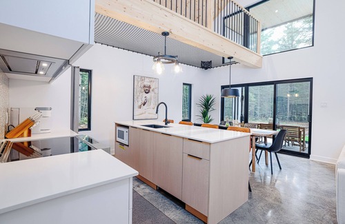 Chertsey Cabina | À 1 hre de Montréal, entouré d'arbres matures, vous trouverez le Chalet Snö !