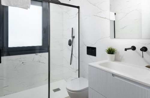 Llanes Apartamento | Ático en Llanes con gran terraza, piscina y pista de paddel
