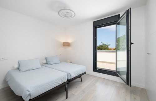 Llanes Apartamento | Ático en Llanes con gran terraza, piscina y pista de paddel