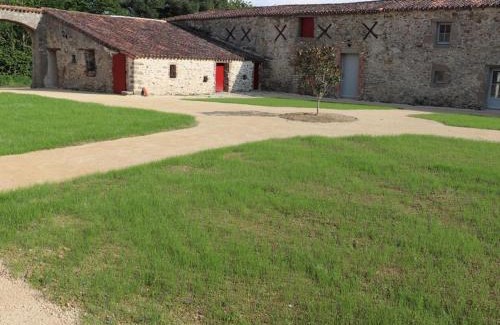 Les Herbiers Casa | Élégant gîte 18ème siècle rénové avec piscine couverte, terrasse et grand terrain aux Herbiers. - FR-1-426-406