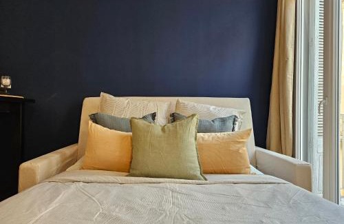 Nimes City Centre Apartamento | Évasion bleue, balcon ensoleillé