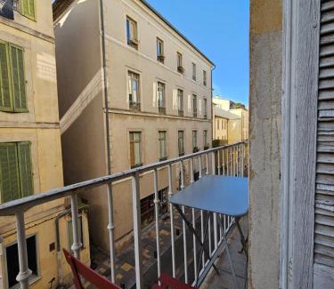 Nimes City Centre Apartamento | Évasion bleue, balcon ensoleillé