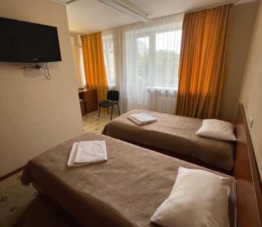 Shevchenkivs'kyi District Hotel | Готель ім Олександра Довженка Ніка