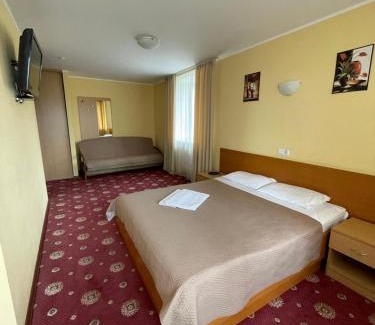 Shevchenkivs'kyi District Hotel | Готель ім Олександра Довженка Ніка