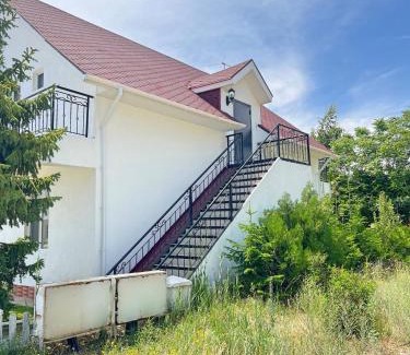 Cholpon-Ata Apartamento | Двухэтажный коттедж с 2 апартаментами на озере
