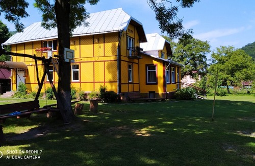 Vyzhnytsya Casa | Дім з видом на гори