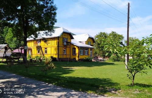 Vyzhnytsya Casa | Дім з видом на гори