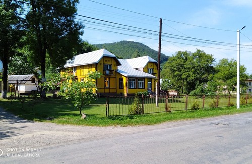 Vyzhnytsya Casa | Дім з видом на гори