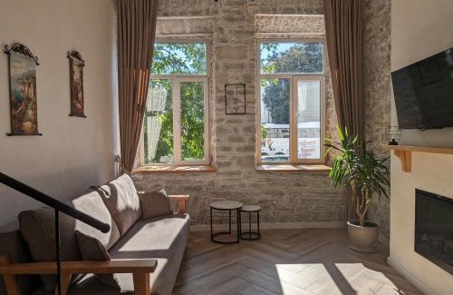 Kamenets-Podol'skiy Apartamento | Квітка на камені , Старе місто, з окремим двориком