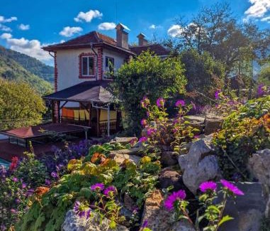 Svoge Casa | Къща за гости Марчела и ресторант