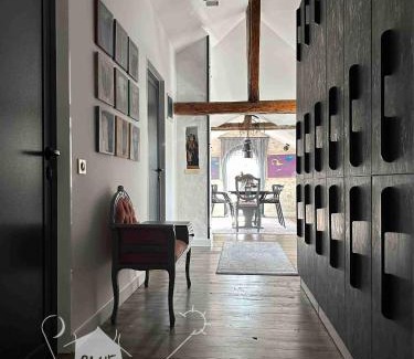 Ruse Center Apartamento | Пространства за гости Синият час - апартамент The Glass Moon