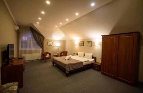 Vyshhorod Hotel | Три Сімки
