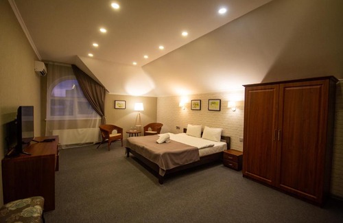 Vyshhorod Hotel | Три Сімки