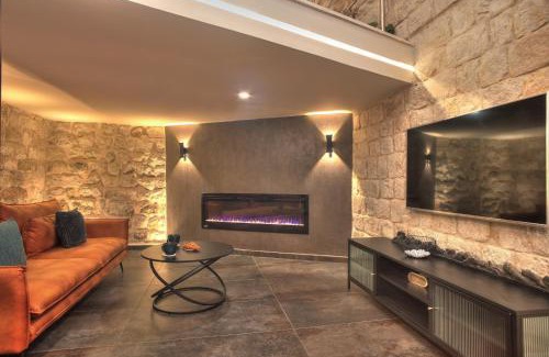 Artists Colony Casa | אבנים טובות