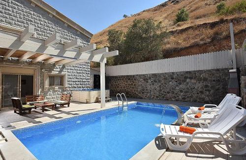 Tiberias Cabina | אחוזת חוף כנרת kinneret village