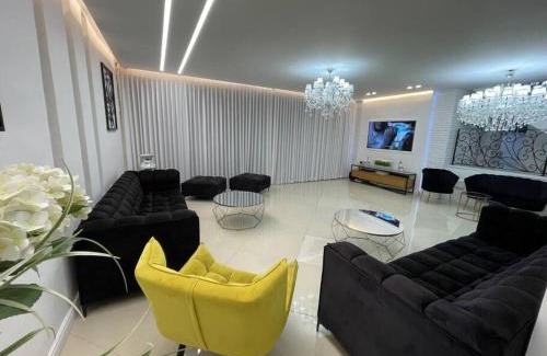 Rishon LeTsiyon Villa | וילה מונטאנו עם בריכה מחוממת וג'קוזי במרכז העיר - Villa Montano with a heated pool and jacuzzi in the city center