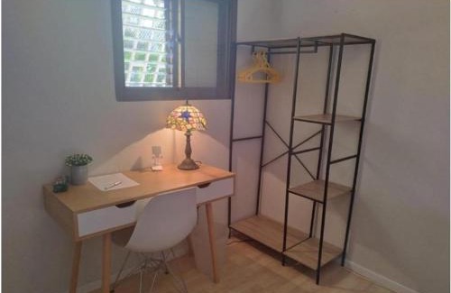 Holon Casa | חדר מקסים בדירה בה אנו גרים בחולון קרוב לתל אביב וחוף הים כולל מקלט
