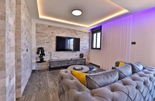 Haifa Apartamento | חלום מול הים - סוויטת נופש יוקרתית עם ג'קוזי ונוף לים