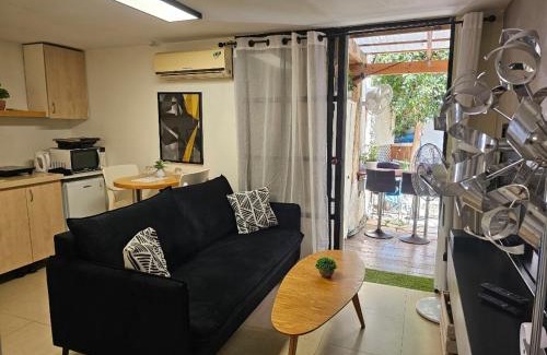 Herzliya Apartamento | יחידת דיור (חדר וחצי) - גינה פרטית, חנייה חופשית !