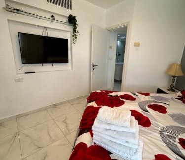 Bat Yam Apartamento | סוויטת אהבה מתוקה על הים-Sweet Love Suite on the sea