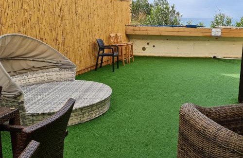 Netanya Apartamento | סוויטת כוכב הים ומרפסת גן מול גלי הים ומדרגות ישר לחוף העונות