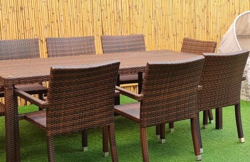 Netanya Apartamento | סוויטת כוכב הים ומרפסת גן מול גלי הים ומדרגות ישר לחוף העונות