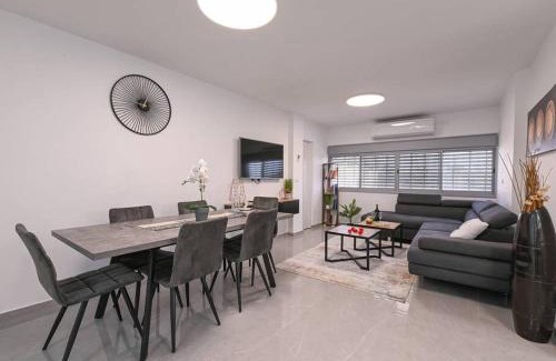 Beit She'an Apartamento | פנטהאוז רפאל - פנטהאוז מקסים עם 3 חדרי שינה ומרפסת