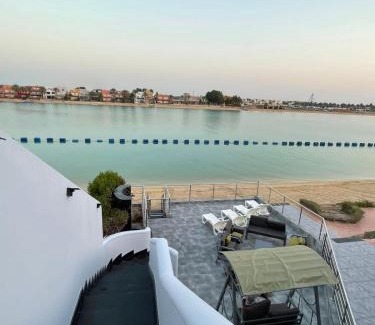 Durrat Al-Arous Chalet De Esquí | درة العروس شاليه علوي فاخر في شاطئ البرادايس