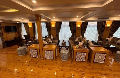 Luxor Hotel | دهبيه كوين شارلوت