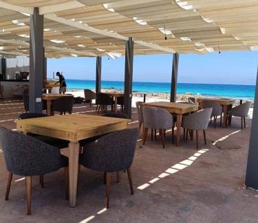 Marsa Matruh Apartamento | شالية بالرووف غرفتيين مكييف للأيجار بقرية ايماريتس هايتس بالساحل الشمالي - A chalet with a rooftop and two air-conditioned bedrooms for rent in Emirates Heights , North Coast