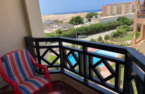 Marsa Matruh Apartamento | شالية بالرووف غرفتيين مكييف للأيجار بقرية ايماريتس هايتس بالساحل الشمالي - A chalet with a rooftop and two air-conditioned bedrooms for rent in Emirates Heights , North Coast