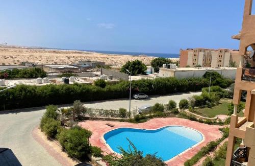 Marsa Matruh Apartamento | شالية بالرووف غرفتيين مكييف للأيجار بقرية ايماريتس هايتس بالساحل الشمالي - A chalet with a rooftop and two air-conditioned bedrooms for rent in Emirates Heights , North Coast