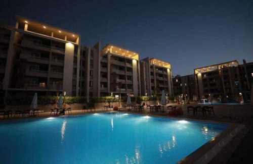 Borg el Arab Chalet De Esquí | شاليه عائلي في قرية جراند هيلز طابق أرضي بحديقة خاصة غرفتين نوم وريسبشن واسع
