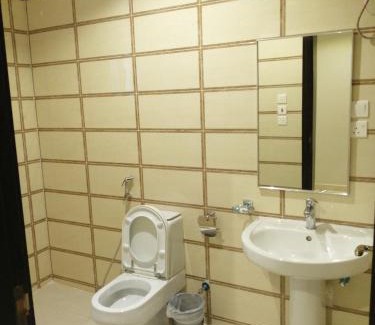 Al Kura Apartamento | شقق همم للشقق المخدومة