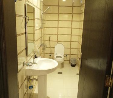 Al Kura Apartamento | شقق همم للشقق المخدومة