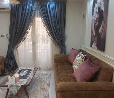 Ash-Sharabiyah Apartamento | شقه في جاردينيا الماظه تحتوى على ٣غرف مكيفه وريسبشن وحمام ومطبخ وريسبشن وبلكونه بجوار سنتر الماظه وسنتر سيتي ستارز الدور الثالث ولها موقع متميز وبلكونه تطل علي مول الكمبوند