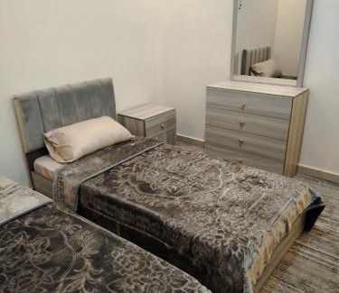 Amman Apartamento | طبربور خلف صالة ليالي الشرق مفروش طابق ثاني ثلاث غرف واحده ماستر سته اسره ثلاث حمامات صاله ضيوف ومطبخ مفتوح على بعض مصعد