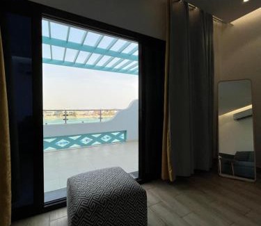 Durrat Al-Arous Apartamento | غرفة صالة بلكونة على الشاطئ - عوائل