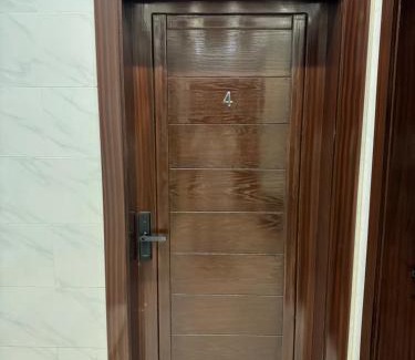 Al Kura Apartamento | غرفه وصاله ومطبخ بأثاث فندقي جميل