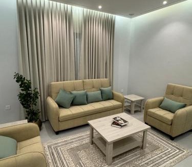 Al Kura Apartamento | غرفه وصاله ومطبخ بأثاث فندقي جميل