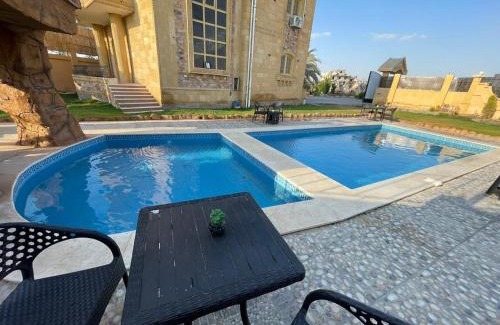 6th of October City Villa | فيلا للايجار اليومى فى الريف الاوربي- طريق مصر اسكندرية الصحراوى - قريبة من مطار سفنكس - وهايبر وان الصحراوى- 5 غرف نوم وحمام سباحة وكيدز ايريا وشواية