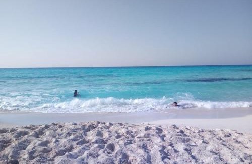 Marsa Matruh Chalet De Esquí | للإيجار في مطروح شاليه داخل قرية سياحية شاليه شايف البحر امتداد شاطئ الابيض البحر متاح لكن حمام السباحة هذا الصيف به أعمال صيانه 130