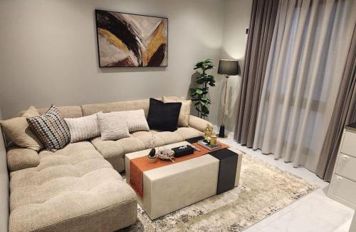 Al Wahah Apartamento | مسكن فاخر غرفتي جلوس ونوم بسندس