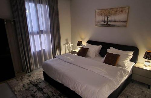 Al Wahah Apartamento | مسكن فاخر غرفتي جلوس ونوم بسندس