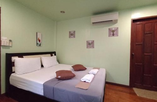 Tha Bo Casa | บ้านพัก ญาวีร์ เฮาส์
