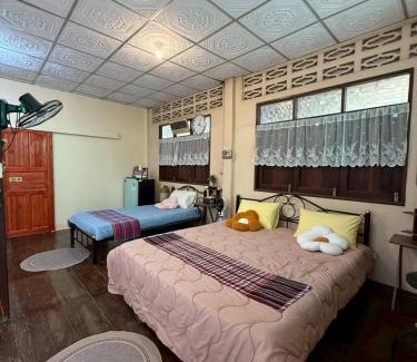 Nong Chaeng Casa | บ้านสวนชายน้ำ โฮมสเตย์ อัมพวา