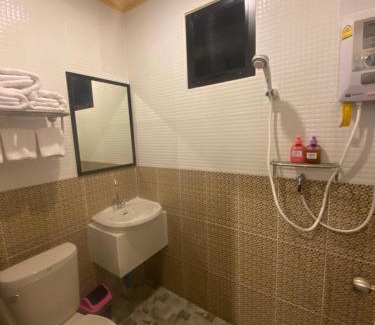 Chaiprakarn Hotel | อันตงเพลส Anton place