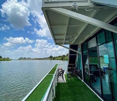 Chaiyo Alquiler De Eote | แพรุ่งธารา ไชโย (Rungtara Houseboats)